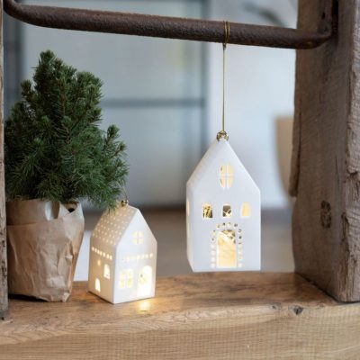 Maison suspendue en porcelaine blanche