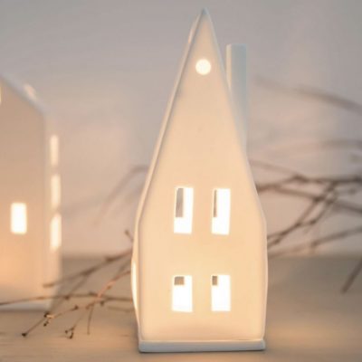 Maison toiture en pente en porcelaine