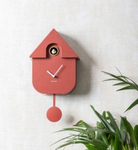 Mise en ambiance horloge CUCKOO ocre rouge